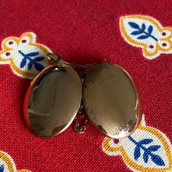 VTG I WEH I 14K Gold Filled Oval Locket - Medium - Picture 3 of 16